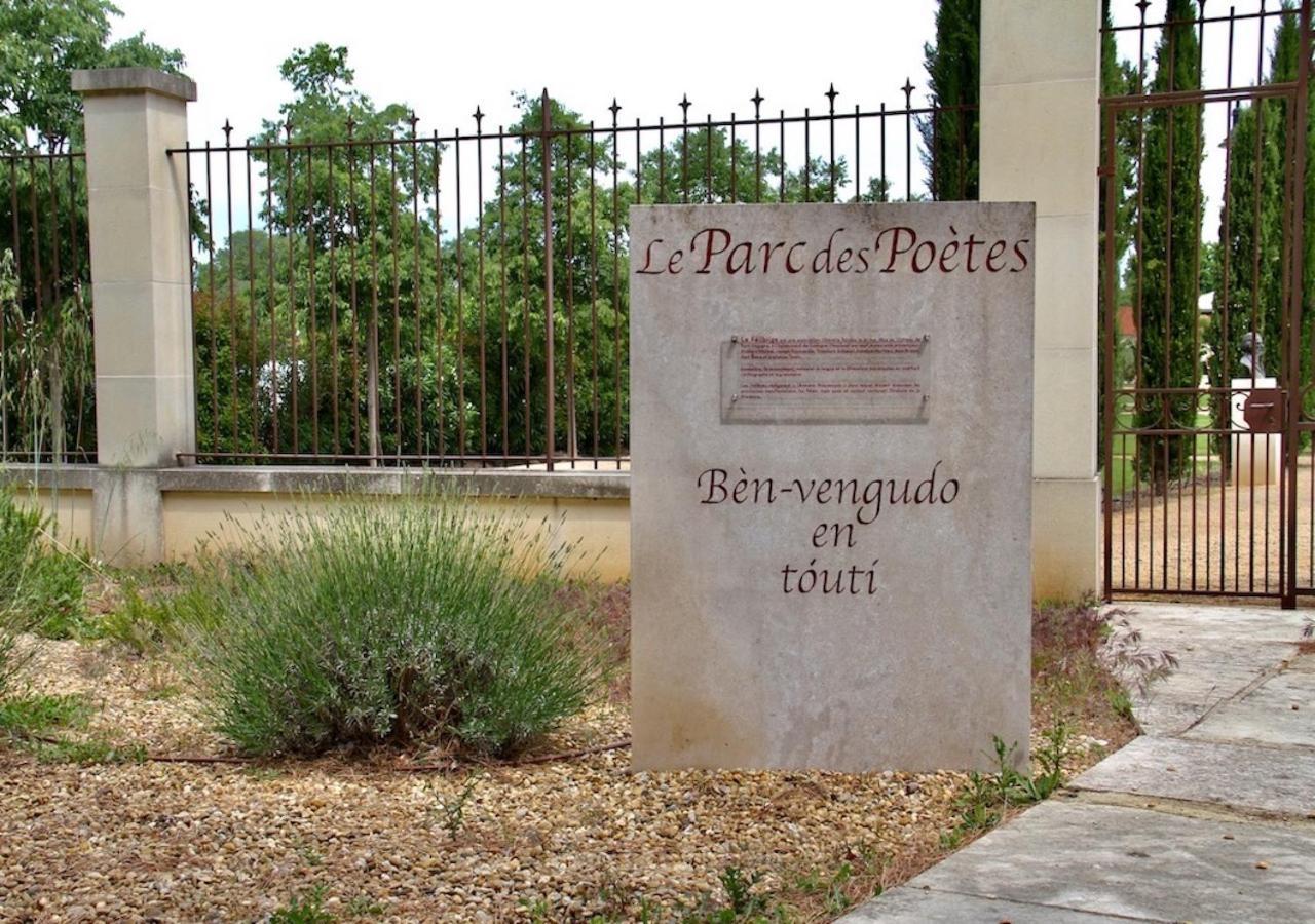 Agreable Maison De Ville Eyragues Buitenkant foto